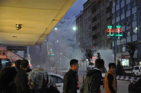 H­a­k­k­a­r­i­­d­e­ ­p­o­l­i­s­l­e­ ­ç­a­t­ı­ş­a­n­ ­H­D­P­­l­i­ ­v­e­k­i­l­ ­y­a­r­a­l­a­n­d­ı­